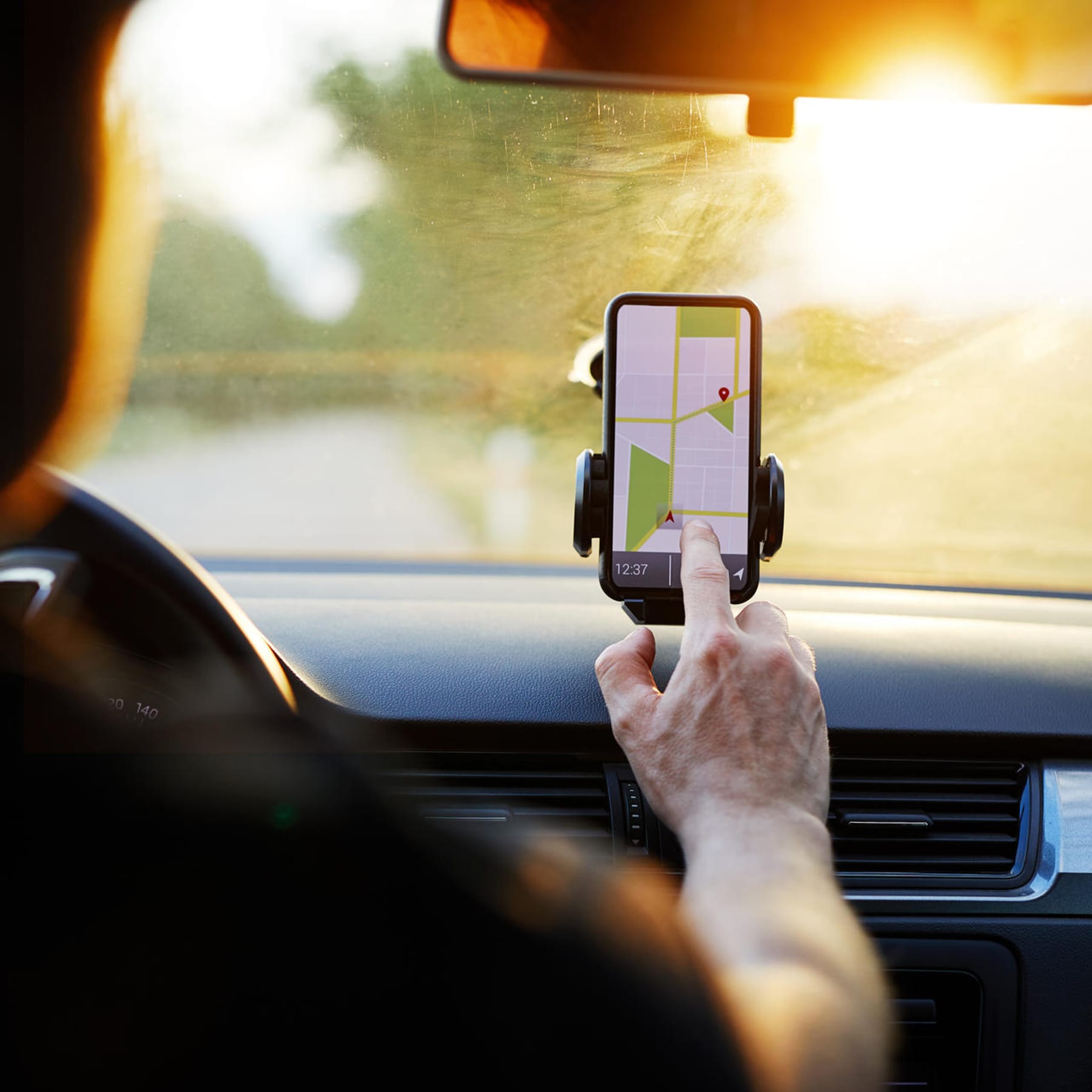 Die besten Handyhalterungen fürs Auto: Das Handy während der Fahrt legal  nutzen