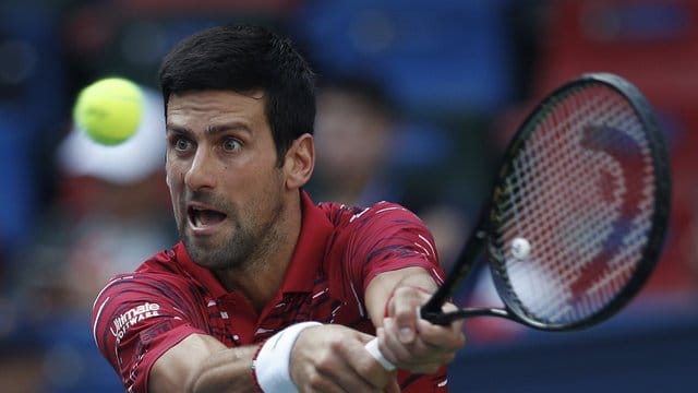 Novak Djokovic schlägt für das serbische Davis-Cup-Team auf.