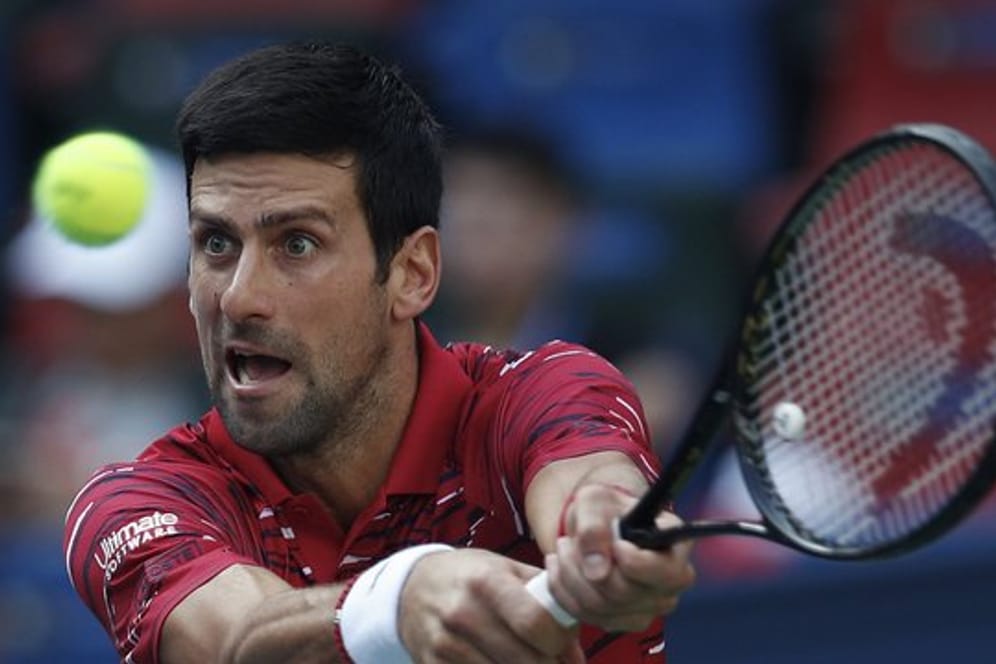 Novak Djokovic schlägt für das serbische Davis-Cup-Team auf.