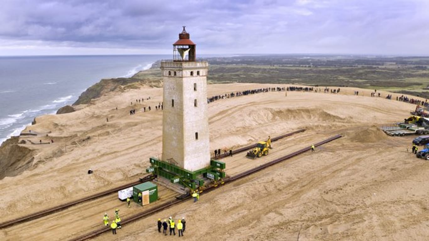 Der "Umzug" des 23 Meter hohen Leuchtturms hat begonnen.