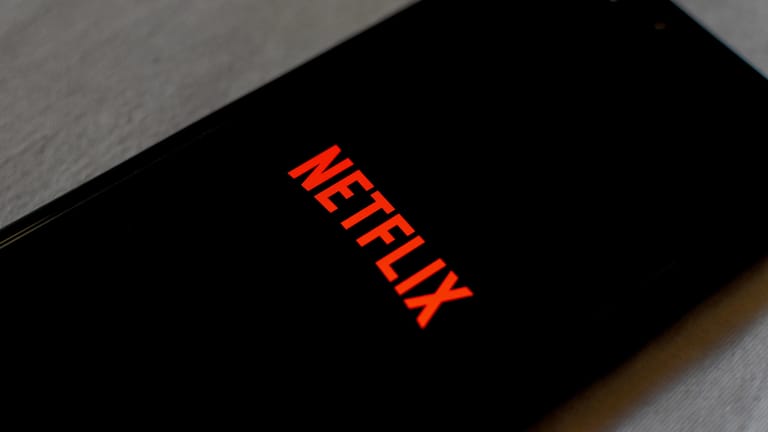 Das Logo von Netflix auf einem Smartphone: Der Streamingdienst will gegen das Teilen von Passwörtern vorgehen.