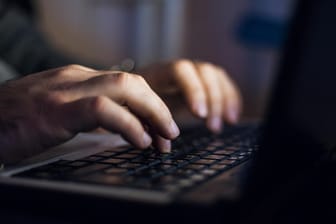 Ein Mann am Rechner: Unbekannte attackierten das Netzwerk von Avast. (Symbolbild)