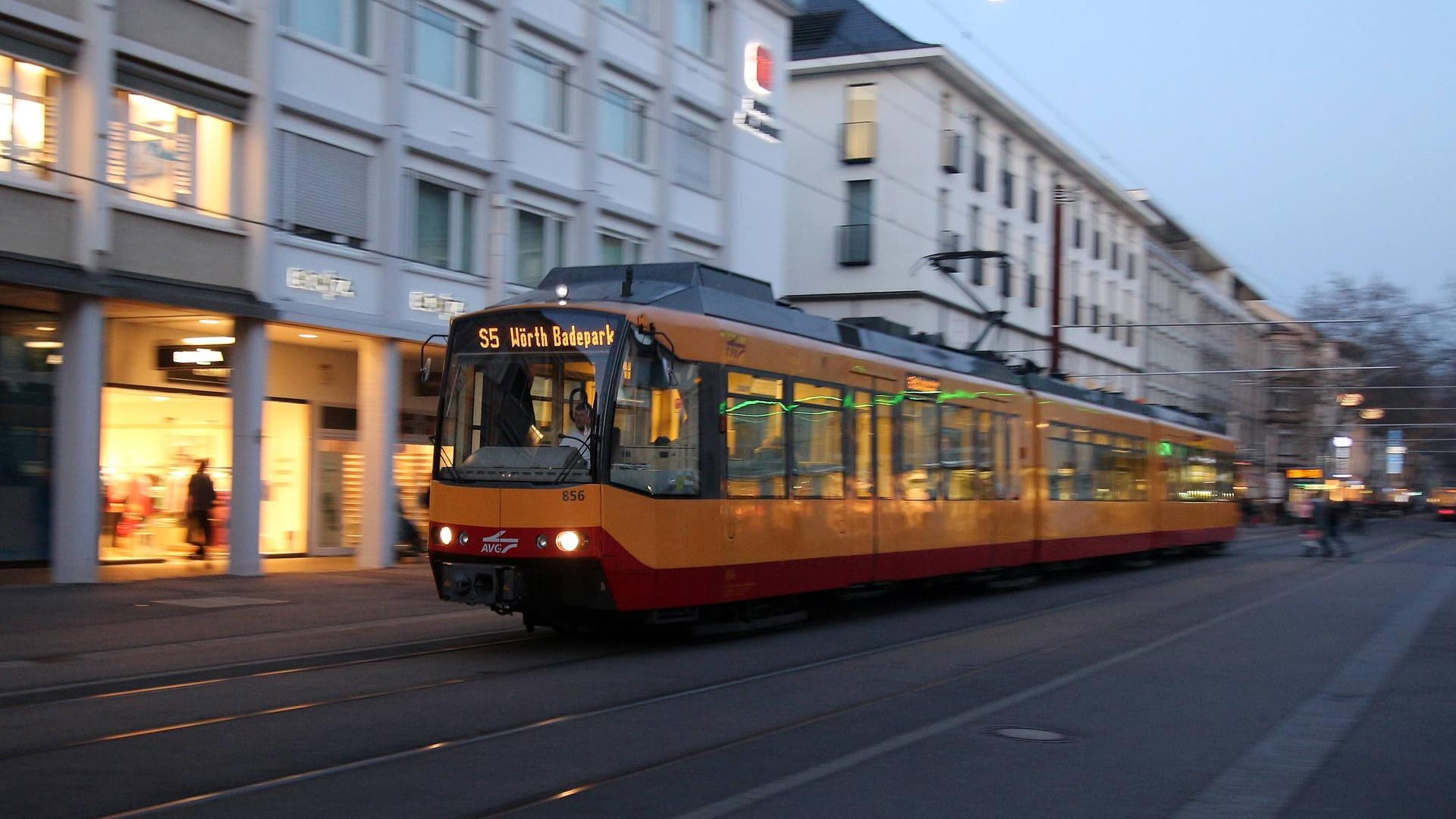 Eine Straßenbahn fährt durch die Innenstadt von Karlsruhe: Ein Mann hat nachts Gegenstände auf die Gleise geworfen.