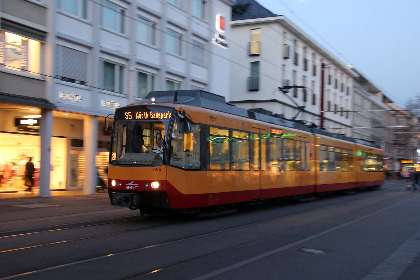 Eine Straßenbahn fährt durch die Innenstadt von Karlsruhe: Ein Mann hat nachts Gegenstände auf die Gleise geworfen.