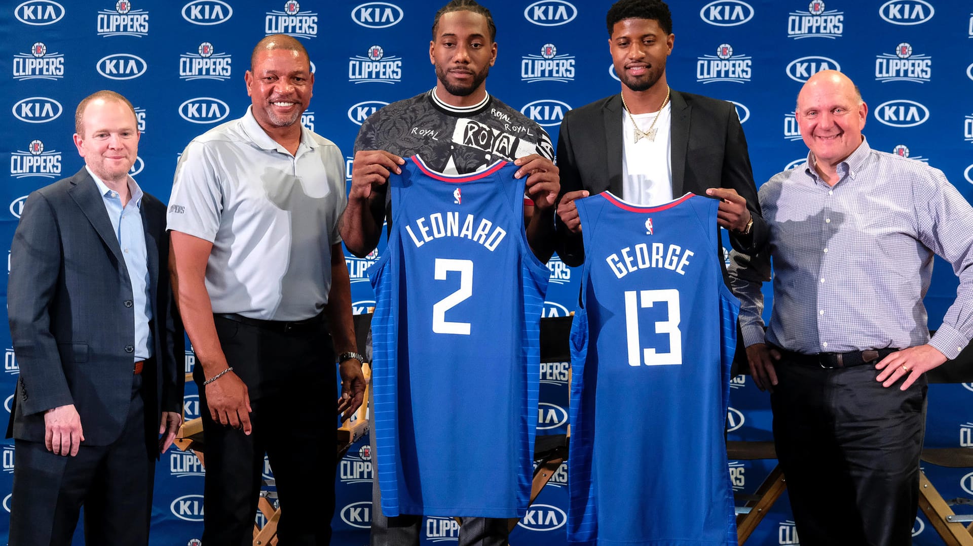 Neues Traum-Duo: Kawhi Leonard und Paul George auf ihrer Vorstellung bei den Los Angeles Clippers im Juli. Links daneben: Clippers-Coach Doc Rivers.