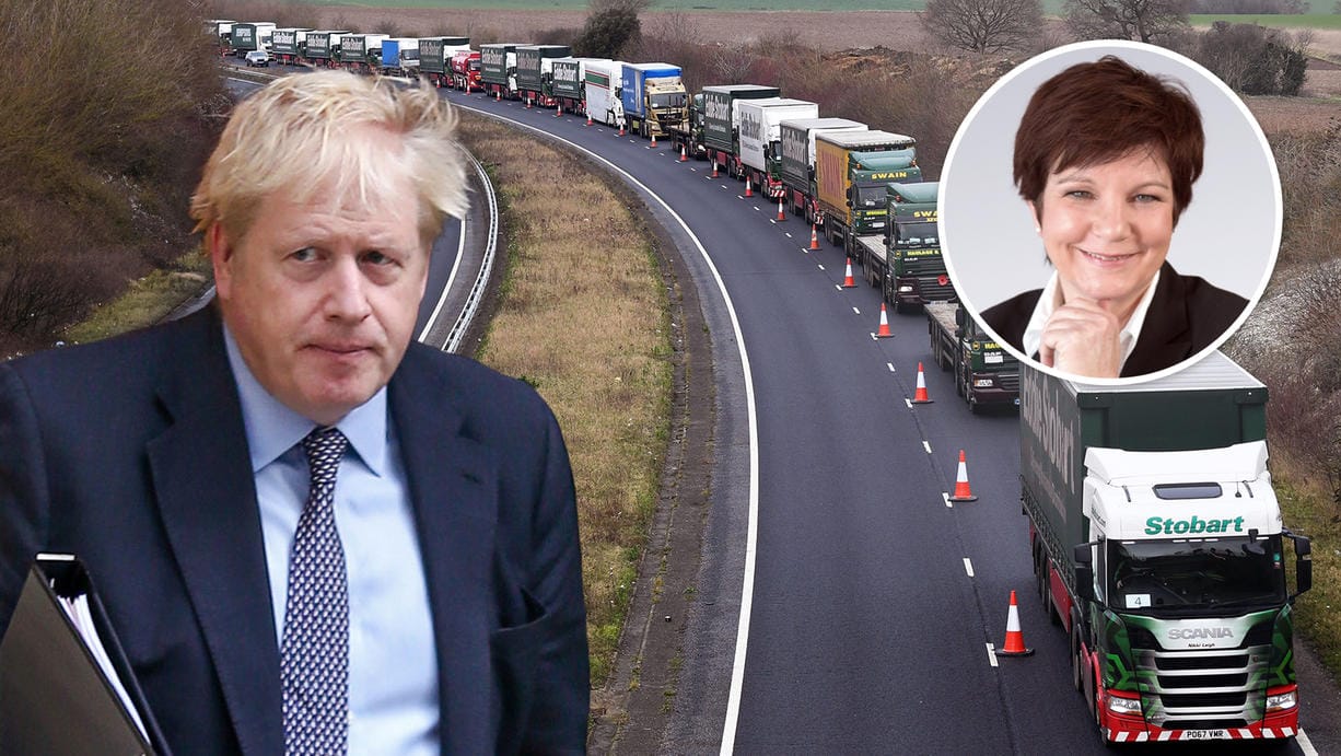 Lkws warten bei einem Brexit-Testlauf vor dem Fährhafen von Dover auf ihre Abfertigung: Mit seinem Kurs schadet der britische Premierminister Boris Johnson der Wirtschaft des eigenen Landes, meint t-online.de-Kolumnistin Ursula Weidenfeld.