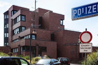 Polizeistation: In Rheinland-Pfalz wurde auf einem Polizeiparkplatz ein Baby geboren. (Symbolbild)