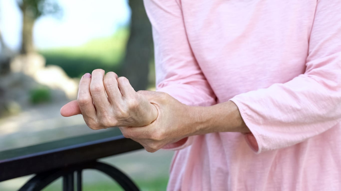Schmerzen am Handgelenk können bei älteren Menschen ein Warnsignal für Osteoporose sein.