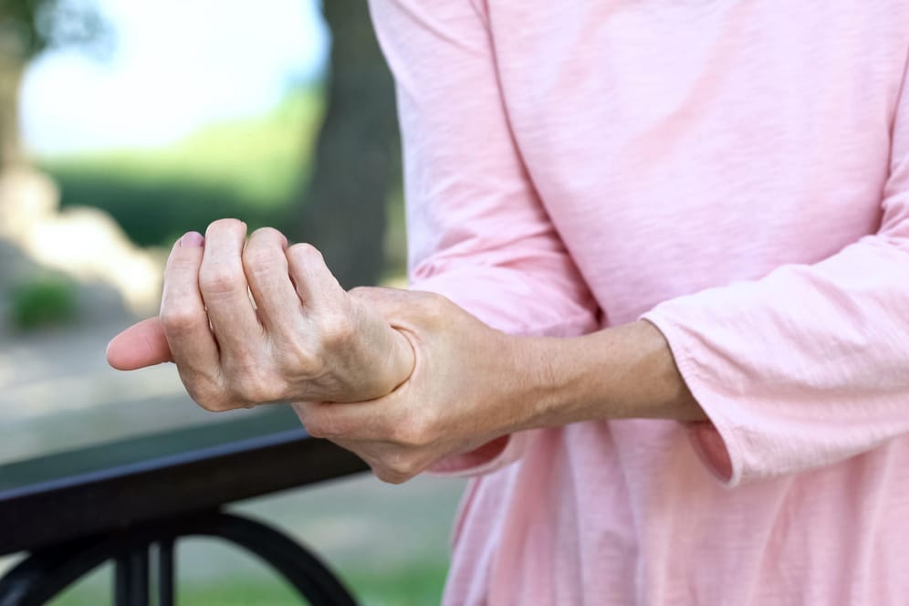 Schmerzen am Handgelenk können bei älteren Menschen ein Warnsignal für Osteoporose sein.