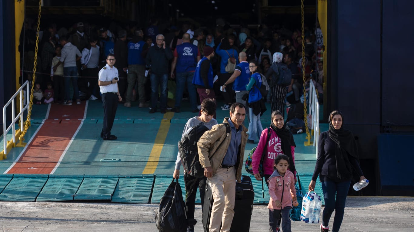 Flüchtlinge verlassen eine Fähre: Die griechische Regierung verlegt derzeit hunderte Migranten aufs Festland.