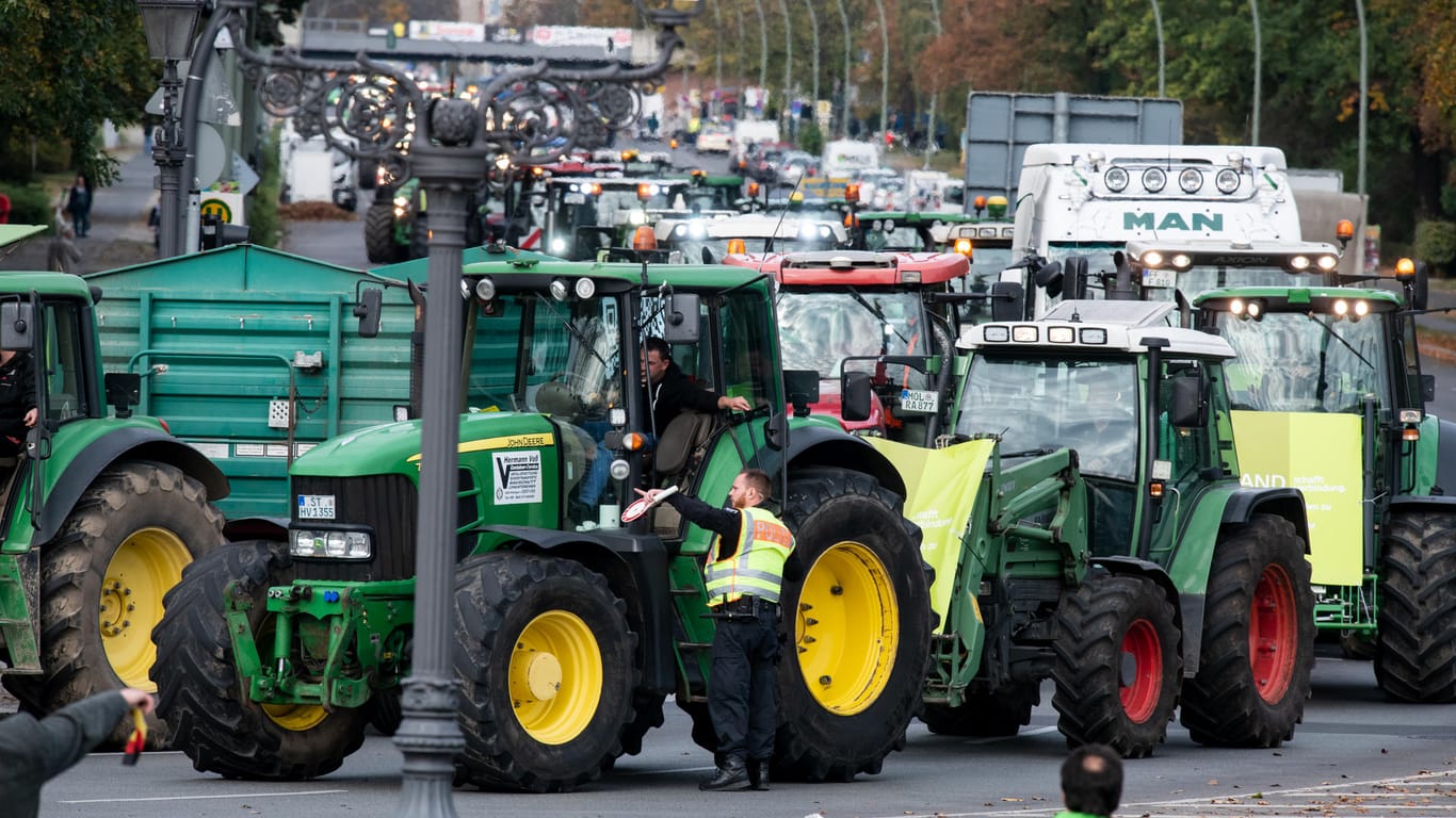 Berlin: Brandenburger Landwirte fahren bei einer Protestaktion gegen das Agrarpaket der Bundesregierung mit ihren Treckern um die Siegessäule.