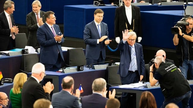 Stehende Ovationen für den scheidenden Präsidenten der EU-Kommission, Jean-Claude Juncker (2.