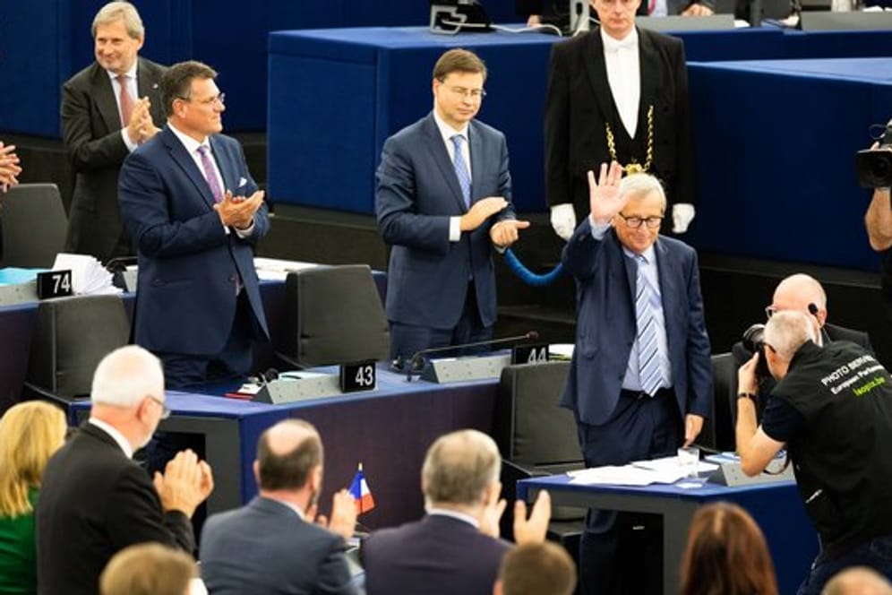 Stehende Ovationen für den scheidenden Präsidenten der EU-Kommission, Jean-Claude Juncker (2.