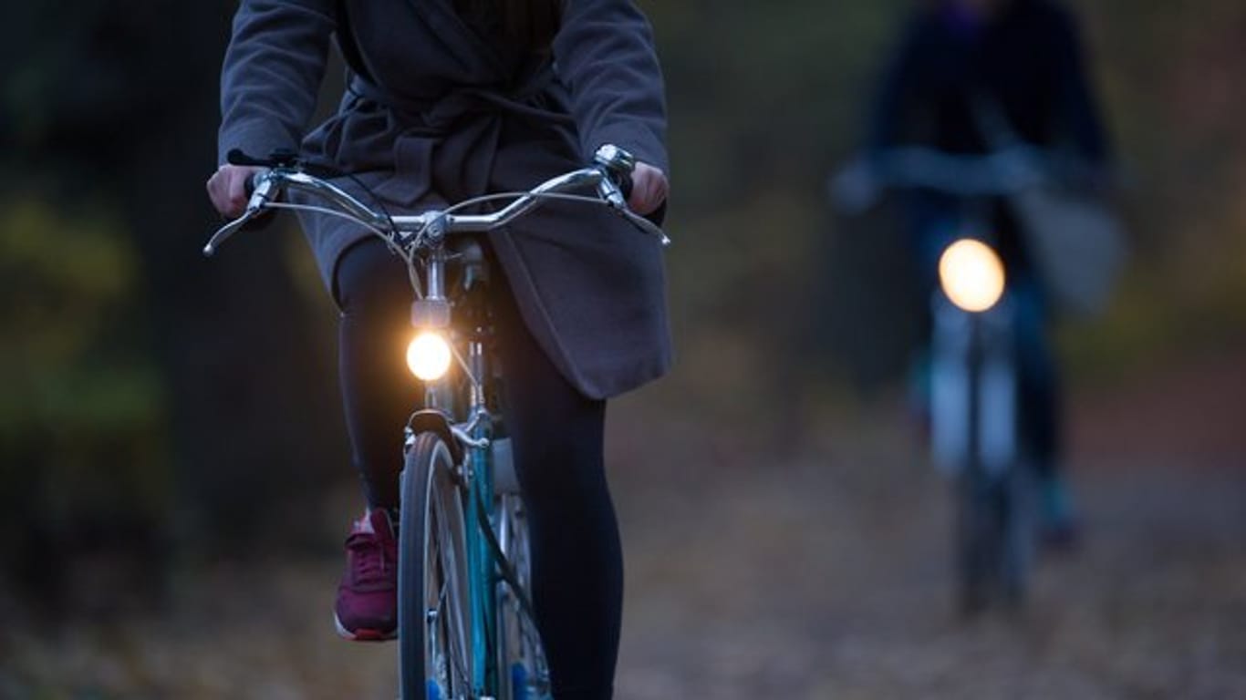 Auf dem Fahrrad ist im Herbst und Winter Beleuchtung besonders wichtig.