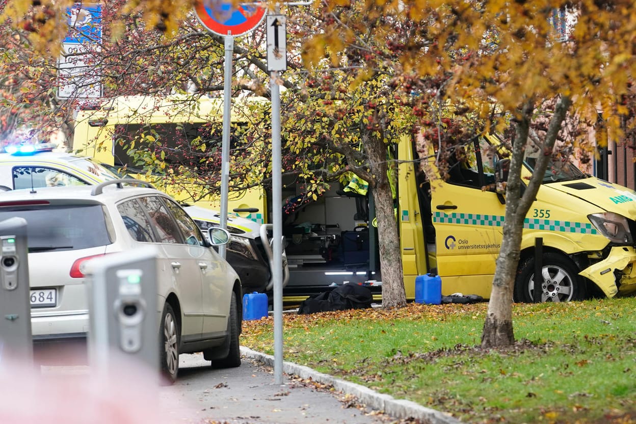Der gestohlene Krankenwagen nach dem Vorfall: Zwei Personen wurden bei dem Vorfall verletzt.