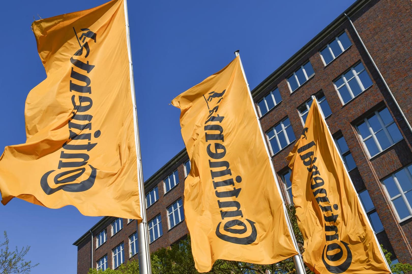Continental Fahnen: Der größte Teil der Wertberichtigungen entfällt auf das Geschäft mit der Innenausstattung von Autos. Continental Fahnen: Der größte Teil der Wertberichtigungen entfällt auf das Geschäft mit der Innenausstattung von Autos.