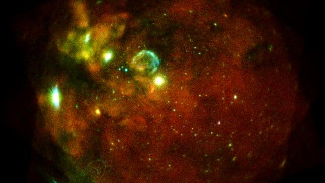 Unsere Nachbargalaxie, die Große Magellansche Wolke (LMC), beobachtet in mehreren Einzelaufnahmen mit allen sieben eROSITA-Teleskopmodulen. Unsere Nachbargalaxie, die Große Magellansche Wolke (LMC), beobachtet in mehreren Einzelaufnahmen mit allen sieben eROSITA-Teleskopmodulen.