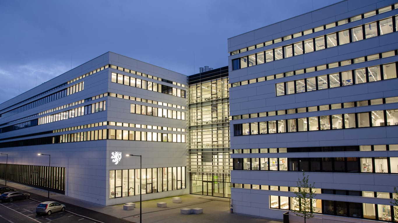 Ansicht des Campus Grifflenberg der Bergischen Universität Wuppertal: In der Hochschule wird konsequent Recyclingpapier verwendet.