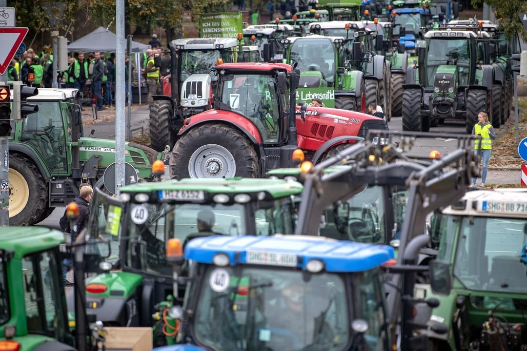 Traktoren, so weit das AUge reicht: In ganz Deutschland protestierten Landwirte gegen die Agrarpolitik der Bundesregierung.