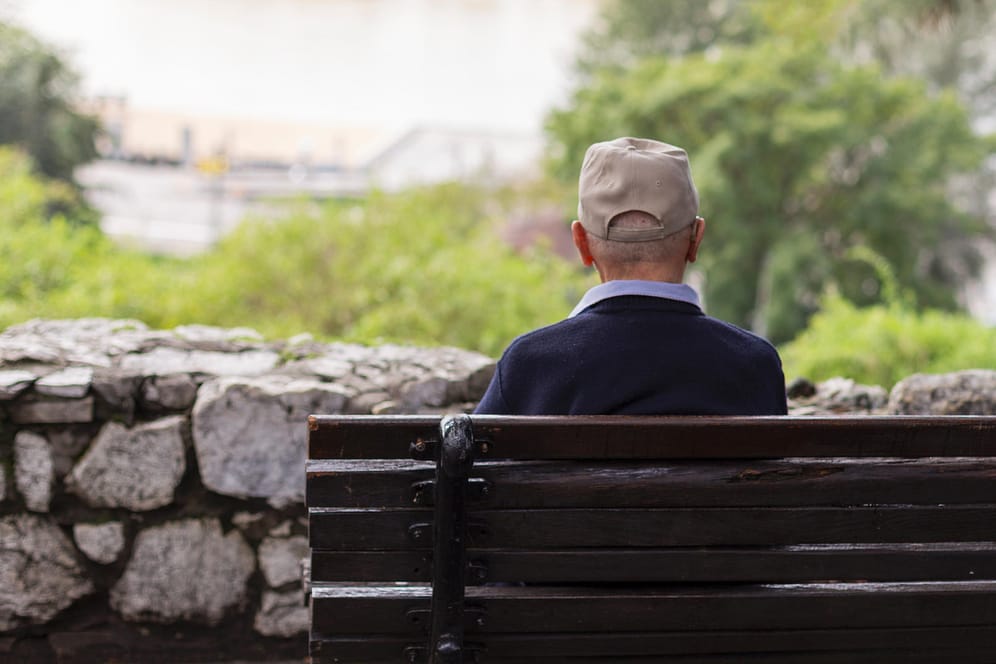Ein älterer Mann auf einer Parkbank: Die Rente ab 70 stößt nicht bei Allen auf Zustimmung.