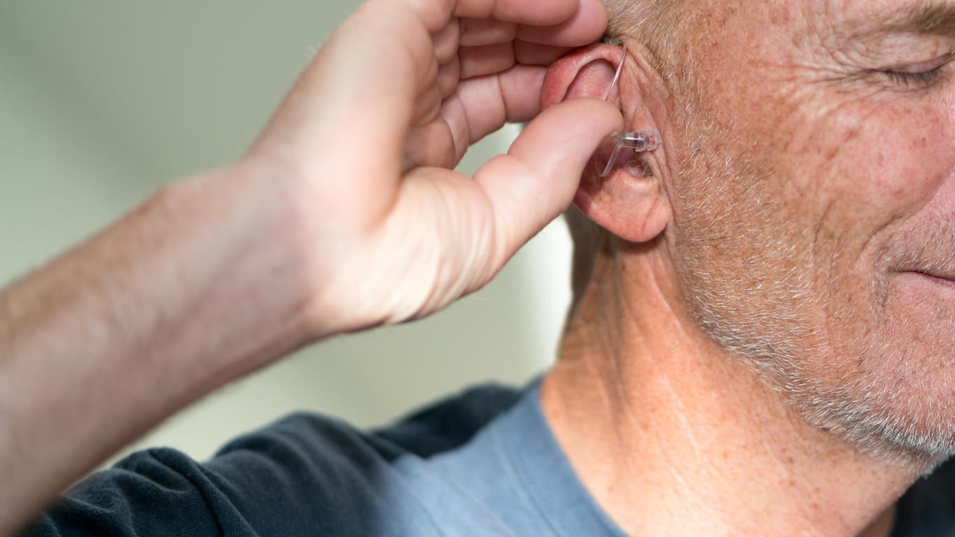 Ein Mann mit einem Hörgerät: Wer sich eine neue Hörhilfe zulegt, benötigt eine gute Beratung von einem Hörgeräteakustiker.