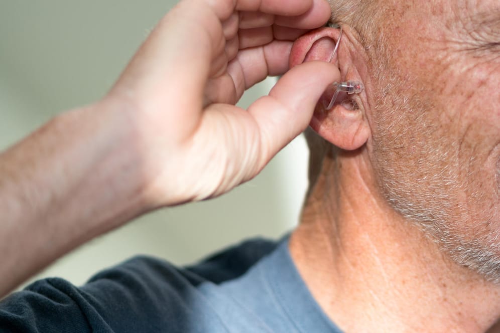 Ein Mann mit einem Hörgerät: Wer sich eine neue Hörhilfe zulegt, benötigt eine gute Beratung von einem Hörgeräteakustiker.