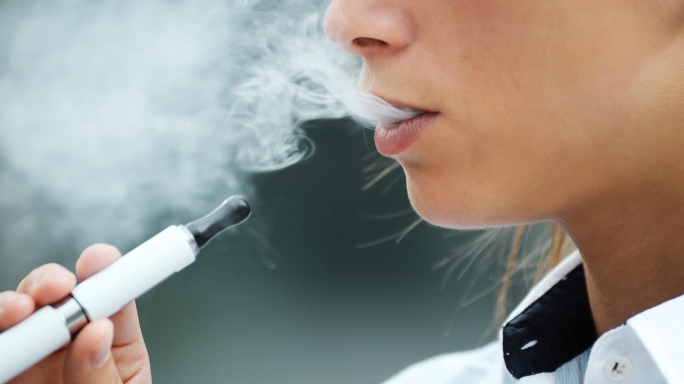 Eine Frau raucht E-Zigarette: Es kommt ja nur harmloser Dampf heraus – oder?
