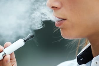 Eine Frau raucht E-Zigarette: Es kommt ja nur harmloser Dampf heraus – oder?