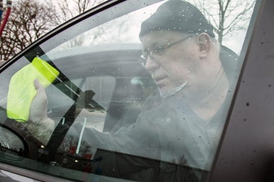 Hausmittel als Alternative: Mit Wasser verdünnter Brennspiritus reinigt die Innenscheiben eines Wagens ebenfalls gut.