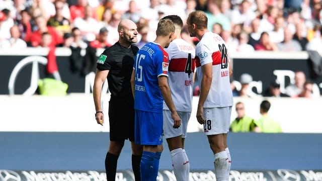 Stuttgarts Holger Badstuber (r) geriet mit Schiedsrichter Benedikt Kempkes aneinander.