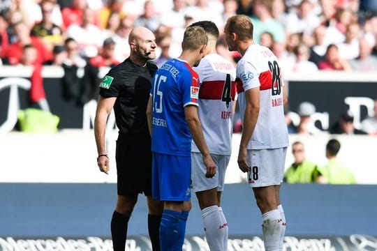 Stuttgarts Holger Badstuber (r) geriet mit Schiedsrichter Benedikt Kempkes aneinander.