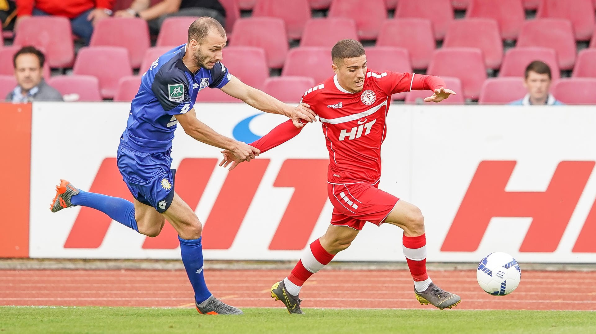 Blendi Idrizi (rechts) beim Spiel gegen den Bonner SC im September: Er verletzte sich beim letzten Einsatz am Knie.