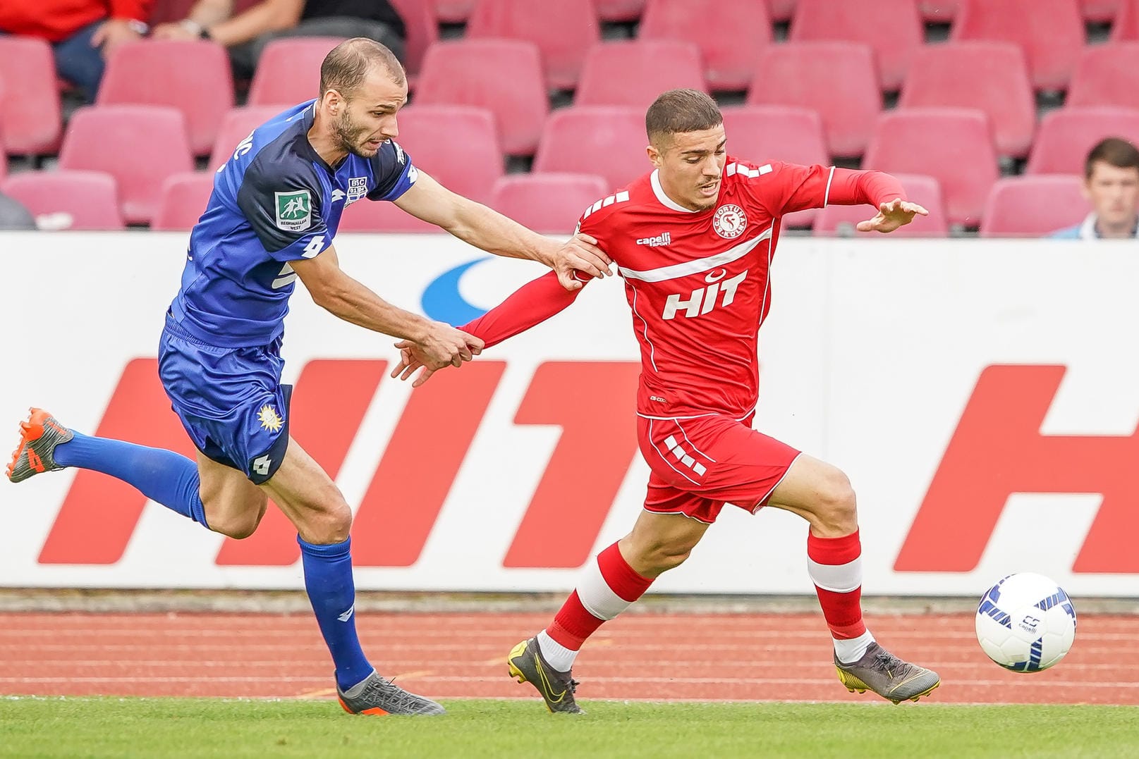 Blendi Idrizi (rechts) beim Spiel gegen den Bonner SC im September: Er verletzte sich beim letzten Einsatz am Knie.