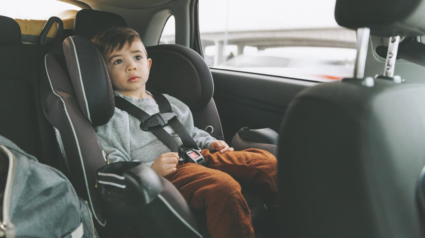 Junge auf Kindersitz: Kinder bis zu einer Körpergröße von 150 Zentimetern müssen im Auto in geeigneten Kindersitzen geschützt werden.