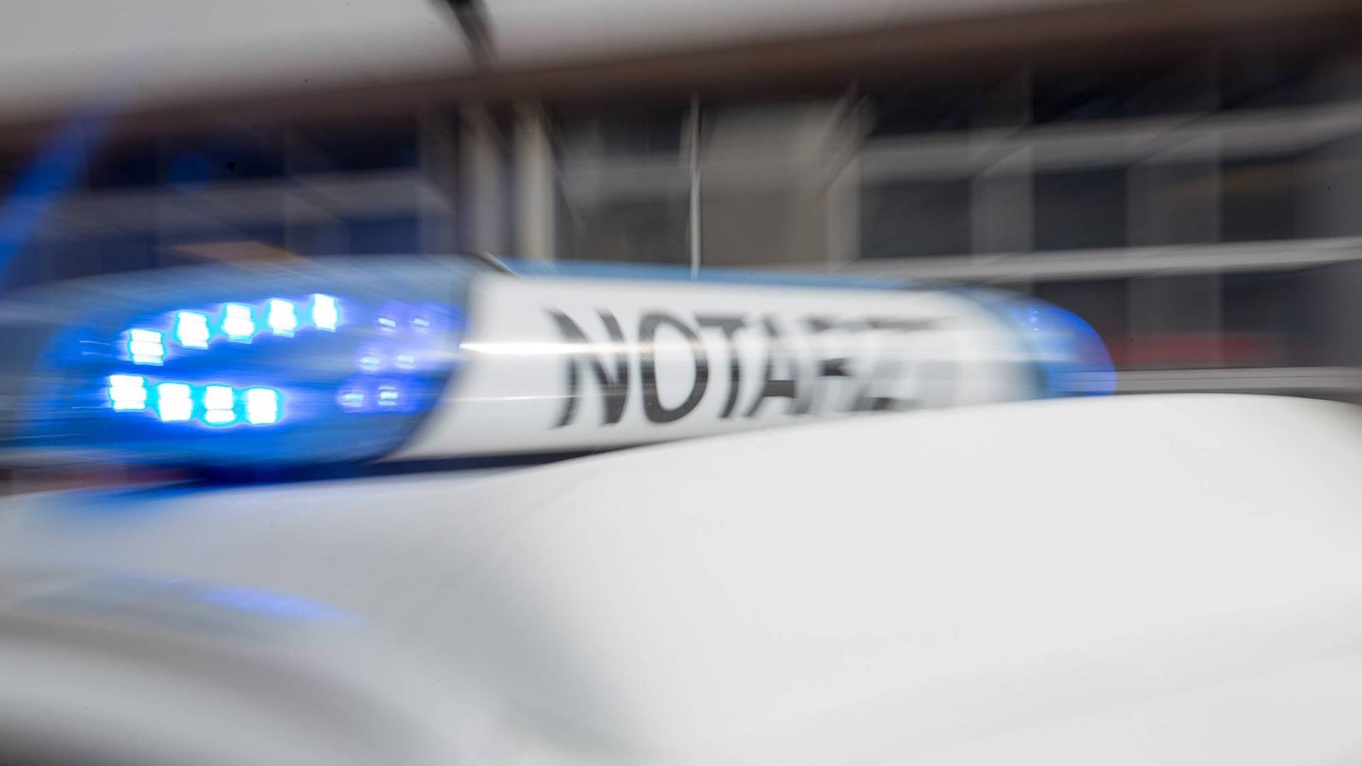 Notarztfahrzeug mit Blaulicht (Symbolbild): Beide Männer waren so stark verletzt, dass sie ins Krankenhaus mussten. Notarztfahrzeug mit Blaulicht (Symbolbild): Beide Männer waren so stark verletzt, dass sie ins Krankenhaus mussten.