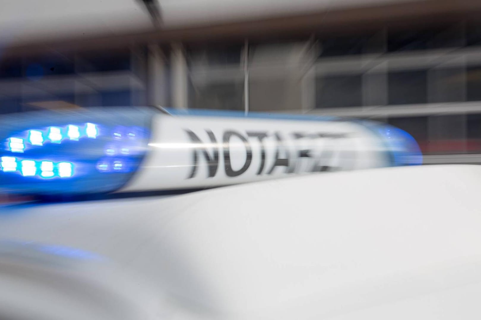 Notarztfahrzeug mit Blaulicht (Symbolbild): Beide Männer waren so stark verletzt, dass sie ins Krankenhaus mussten.