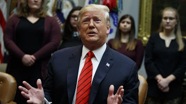 US-Präsident Donald Trump nennt das gegen ihn angestrengte Amtsenthebungsverfahren "Lynchmord". US-Präsident Donald Trump nennt das gegen ihn angestrengte Amtsenthebungsverfahren "Lynchmord".
