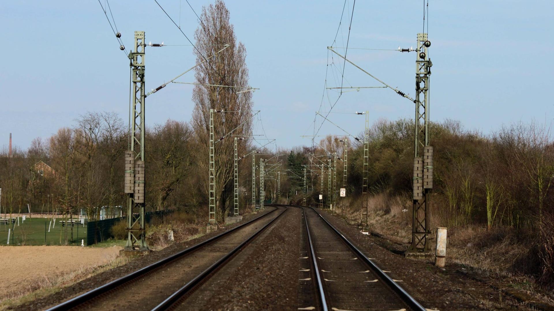 Gleisanlagen der Bahn (Symbolbild): Um einen Stromschlag zu bekommen, reicht es schon, den Oberleitungen zu nahe zu kommen. Gleisanlagen der Bahn (Symbolbild): Um einen Stromschlag zu bekommen, reicht es schon, den Oberleitungen zu nahe zu kommen.