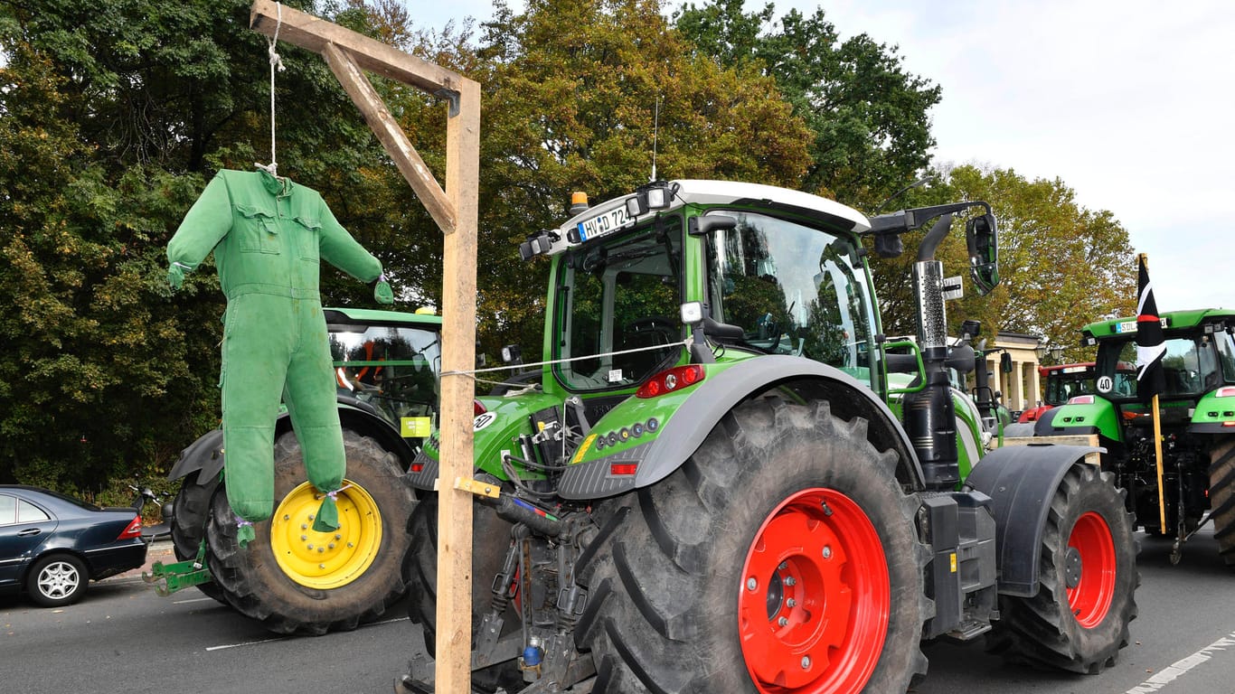 Sie sind wütend: Bauern protestieren auf einer Fahrt mit 450 Traktoren gegen die Agrarpolitik der Bundesregierung in Berlin.
