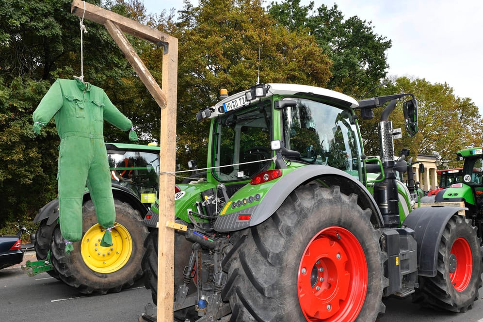Sie sind wütend: Bauern protestieren auf einer Fahrt mit 450 Traktoren gegen die Agrarpolitik der Bundesregierung in Berlin.