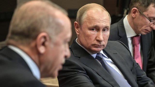 Wladimir Putin (M) und Recep Tayyip Erdogan (l. Wladimir Putin (M) und Recep Tayyip Erdogan (l.