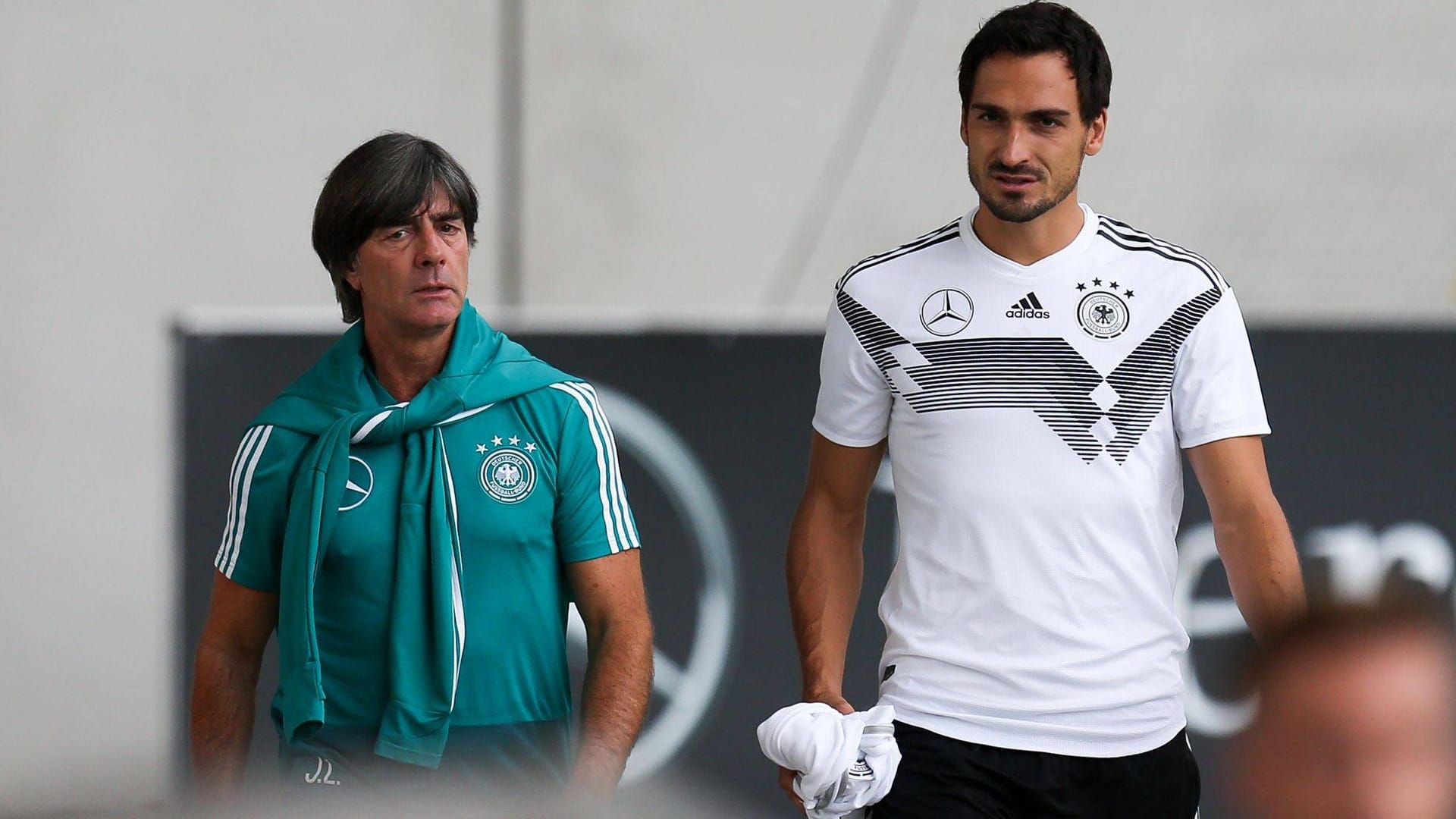 Bundestrainer Löw (l.) und Mats Hummels zu gemeinsamen DFB-Zeiten: t-online.de-Kolumnist Berti Vogts würde ein Gespräch der beiden befürworten.