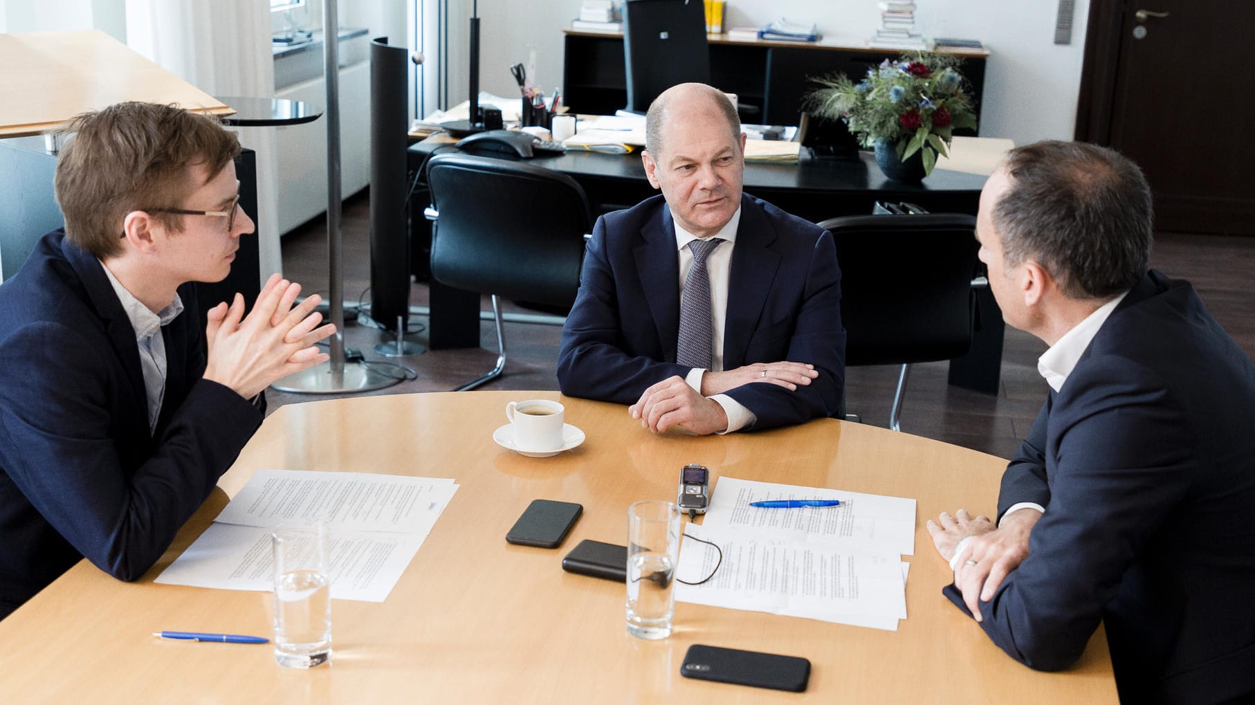 Die t-online.de-Redakteure Florian Harms (r.) und Johannes Bebermeier trafen Olaf Scholz in seinem Büro im Finanzministerium.