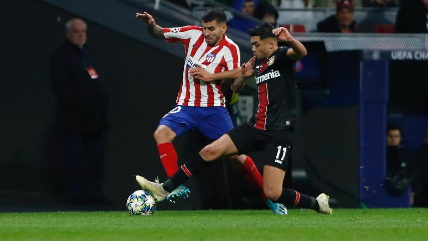 Atléticos Correa (l.) gegen Bayers Amiri (r.): Das Spiel lief zumeist im Mittelfeld ab.