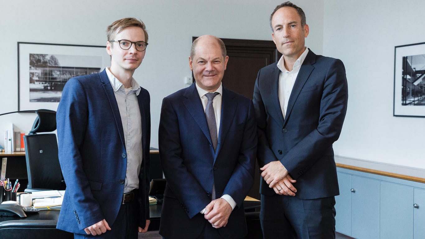 Minister Olaf Scholz mit den Redakteuren Johannes Bebermeier (li.) und Florian Harms.
