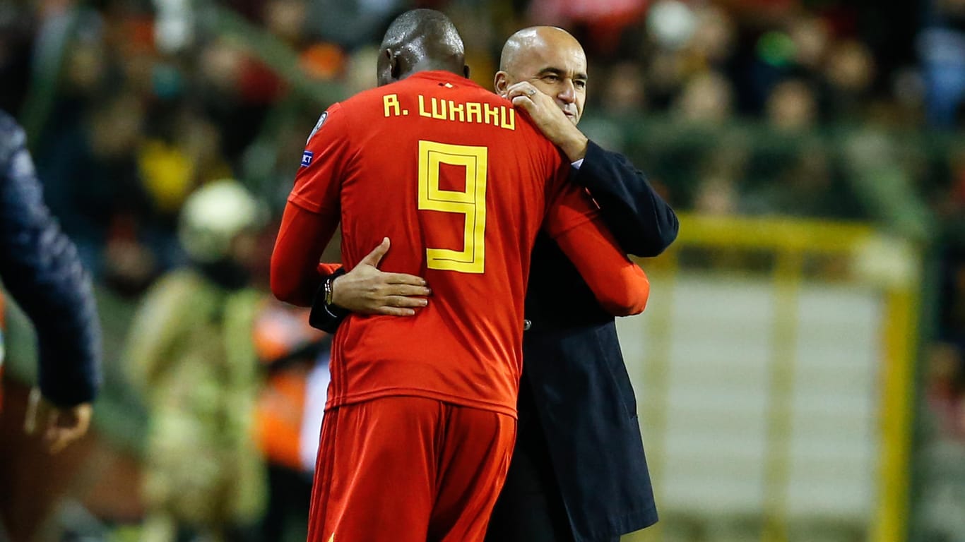 Mit Trainer Roberto Martinez (r.) versteht sich Romelu Lukaku bestens.