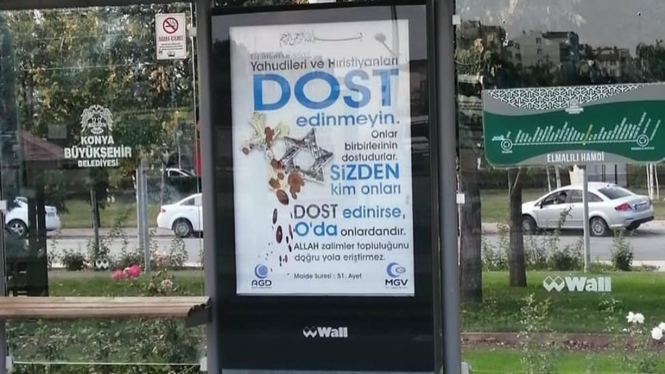 Keine Juden und Christen als Freunde: Die Warnung per Koransure auf Werbeplakaten hat in der Türkei Empörung ausgelöst.