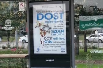 Keine Juden und Christen als Freunde: Die Warnung per Koransure auf Werbeplakaten hat in der Türkei Empörung ausgelöst.