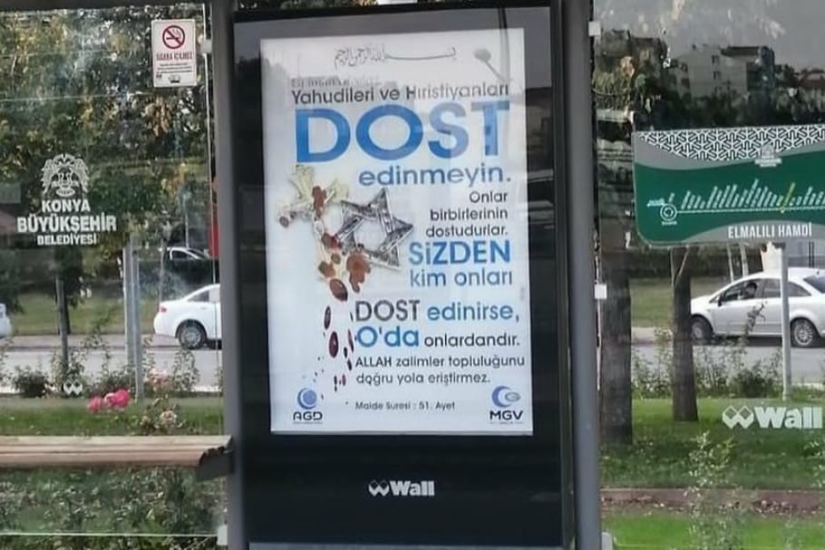 Keine Juden und Christen als Freunde: Die Warnung per Koransure auf Werbeplakaten hat in der Türkei Empörung ausgelöst.