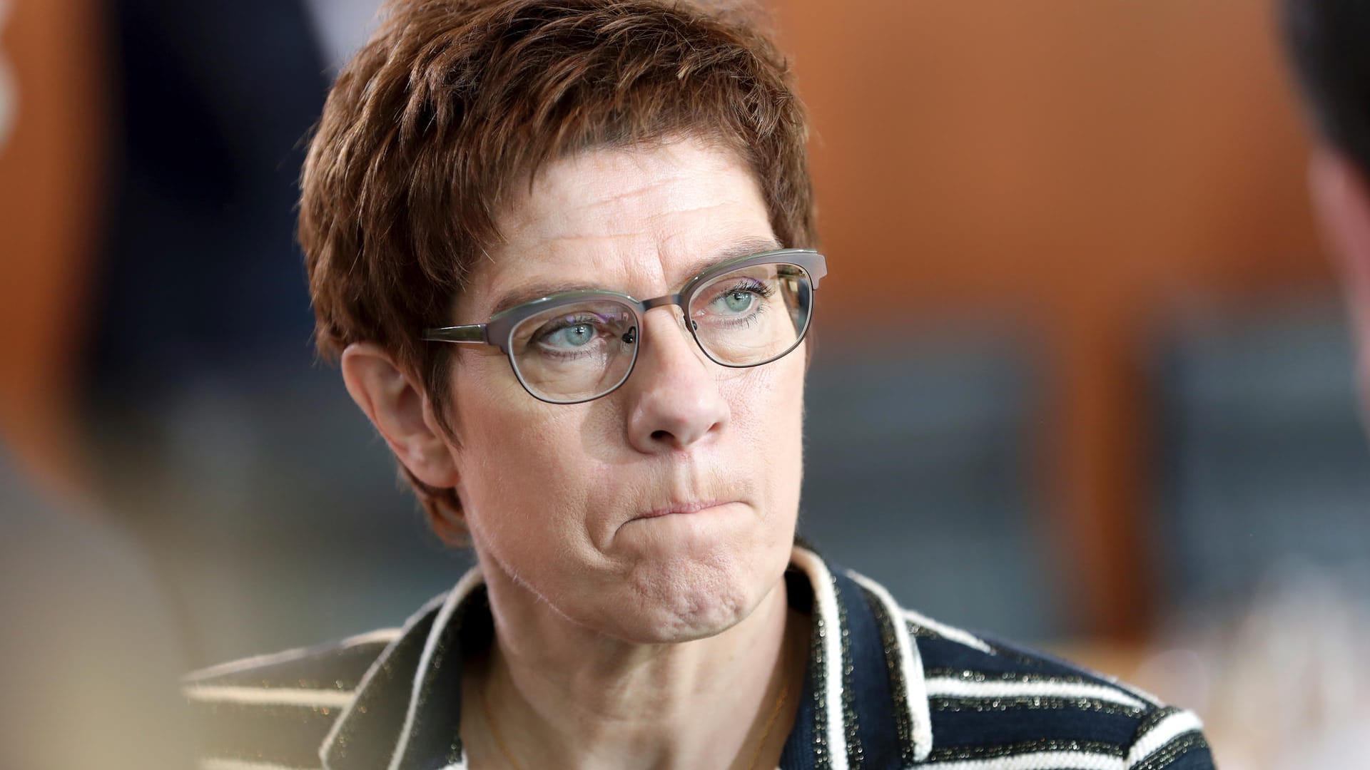 Annegret Kramp-Karrenbauer kommt nicht aus der Defensive.